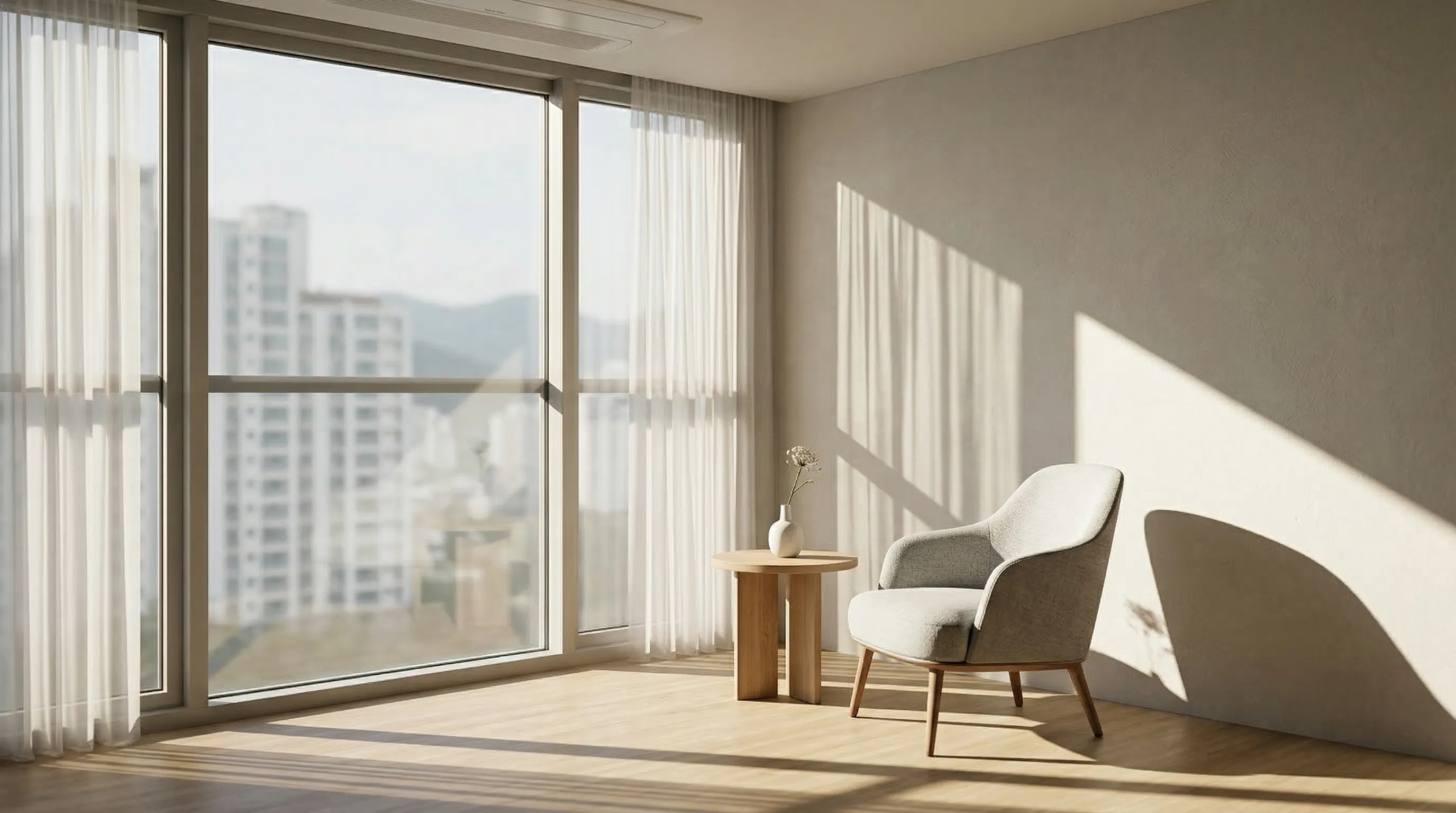 창가 의자와 도시 전망